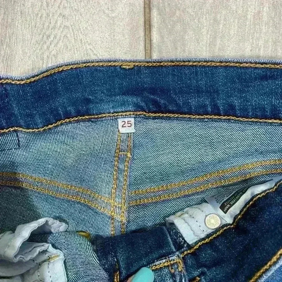 Levi’s Women’s Bermuda Blue Shorts Size 25 Waist​ - Picture 3 of 5